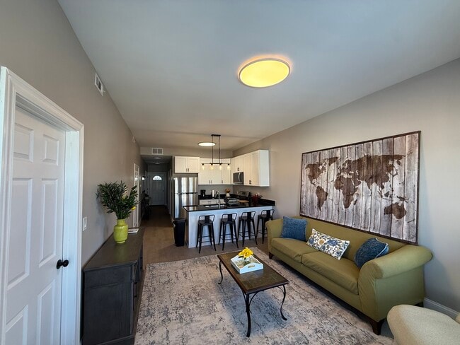 Building Photo - 3049 N Avers Ave