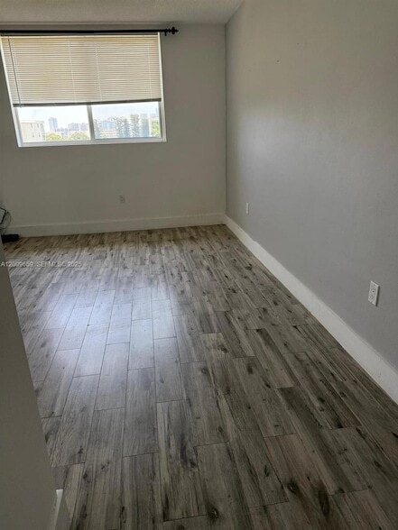 Foto del edificio - 2851 Leonard Dr