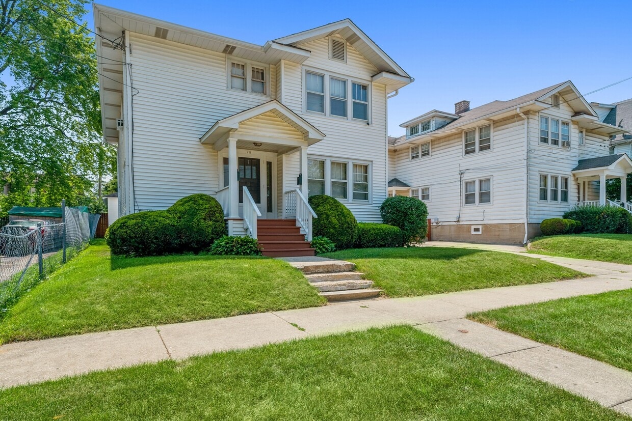 711 Porter St, Waukegan, IL 60085 Condo for Rent in Waukegan, IL