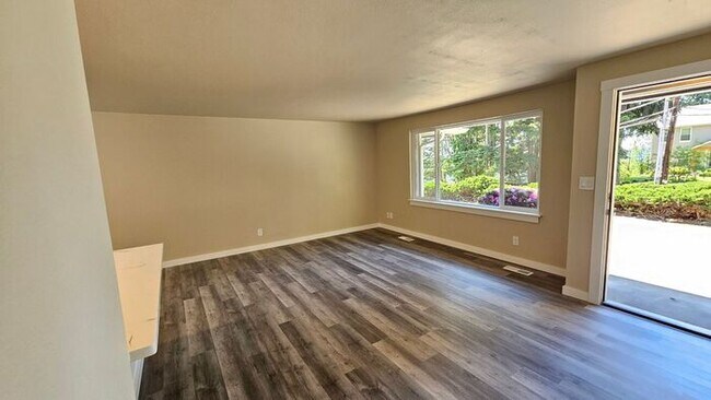 Foto del edificio - Newly Remodeled Edgewood Duplex with Scenic Views & Privacy