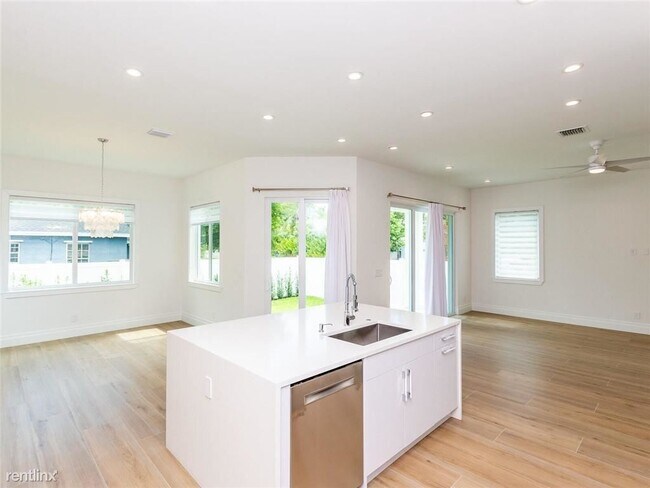 Building Photo - 3 br, 2.5 bath House - 501 SW 6th Ave