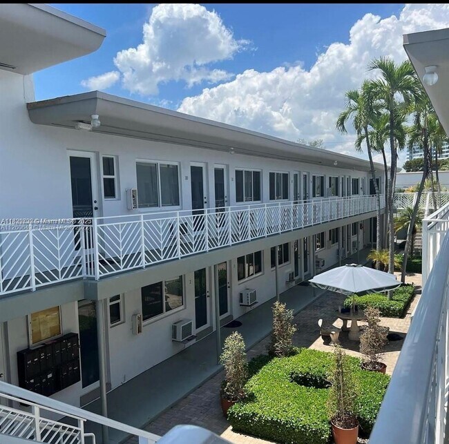 Foto del edificio - 7440 Byron Ave