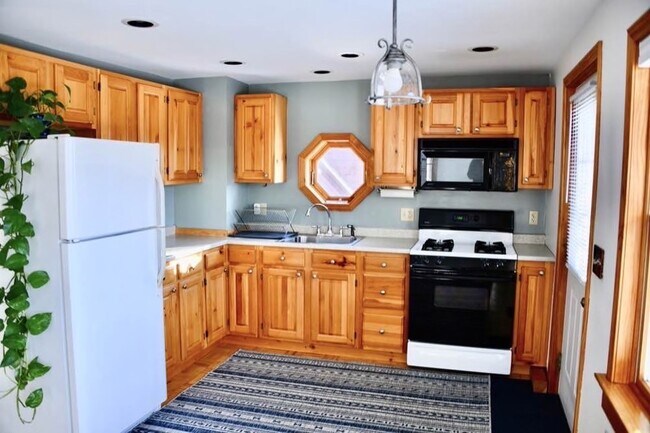 Foto del edificio - 321 Christian Hill Rd