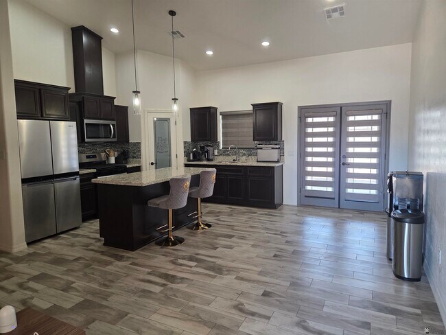 Foto del edificio - 3874 Santa Sophia St