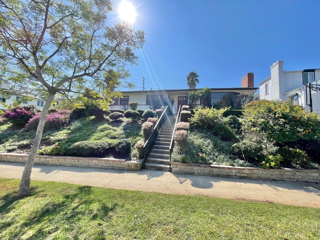 Foto principal - Charming West LA Home!