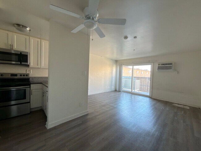 Foto del edificio - 9010 Tobias Ave