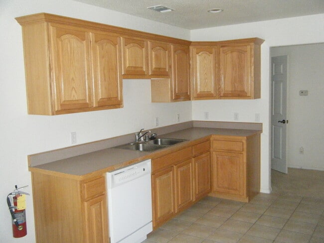 Building Photo - Quiet Cul De Sac!