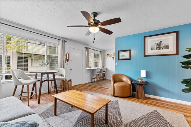 Building Photo - 485 Waianuenue Ave