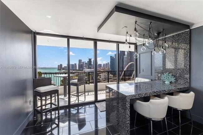 Foto del edificio - 555 NE 15th St