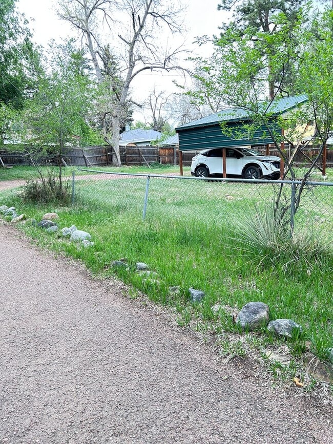 Building Photo - Calm 2 Bedroom, 2 Bath near Cheyenne Canyon