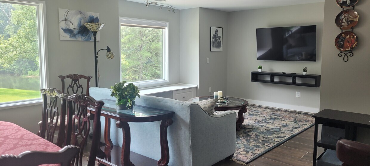 Foto principal - 6170 Saint James Ct