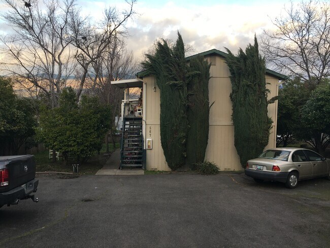 Building Photo - 567 Fairview St