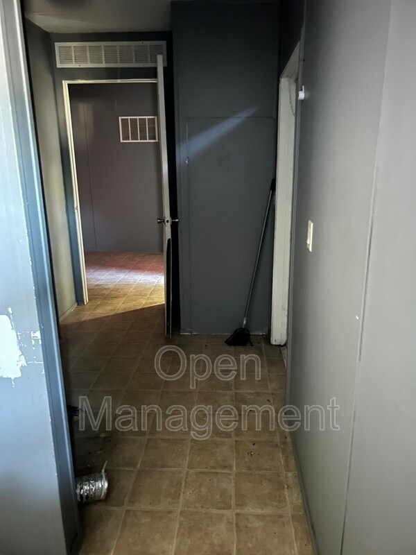 Building Photo - 710 N Farm Rd 137