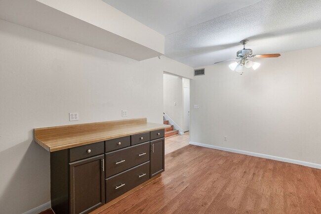 Building Photo - 2078 Loma Linda Way N