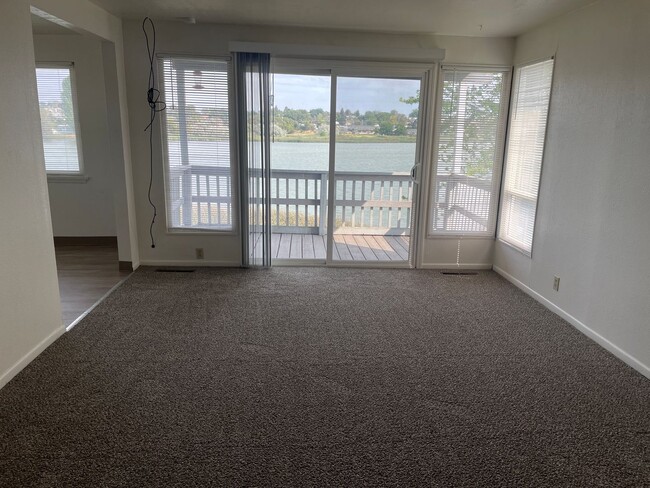 Foto del edificio - Lake View Apartment for Rent!!!