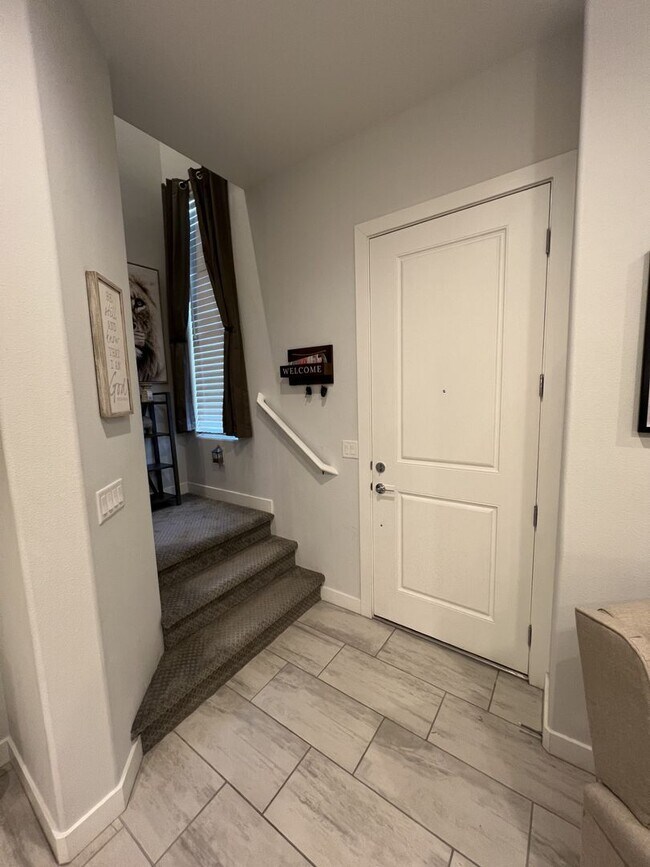 Foto del edificio - 3/BD 2.5/BA Sleek Townhome with High Ceilings, Balcony, and Prime Community Amenities!