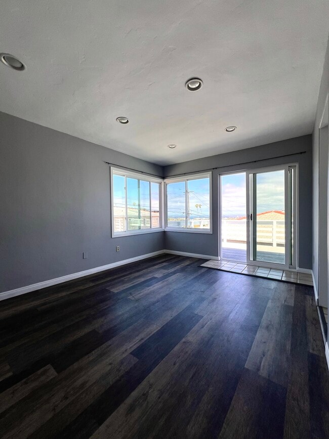 Building Photo - 4551 Santa Monica Ave