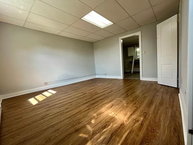 Foto del edificio - 5844-5848 Kesslersville Rd