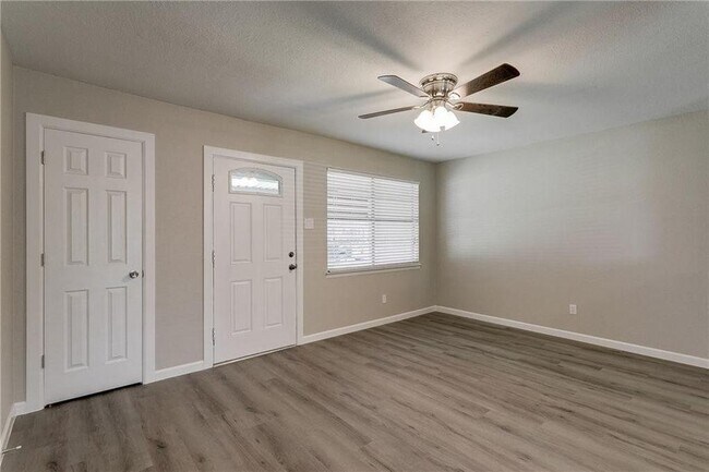 Building Photo - 1316 E Park Dr