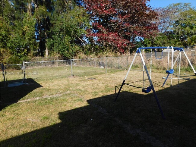 Foto del edificio - 10121 W Jessamine St