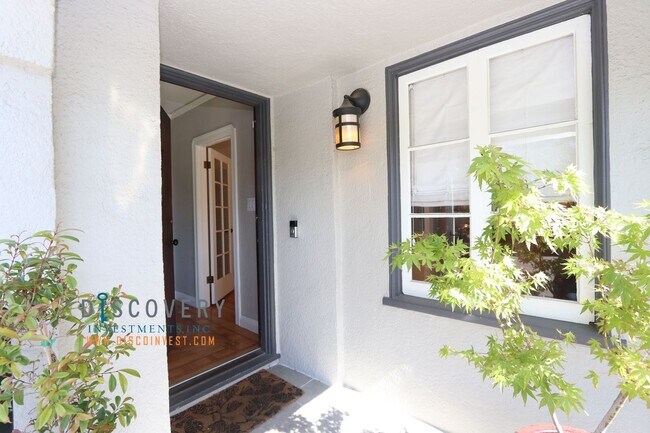 Foto del edificio - Estudillo Estates Updated Tudor with Outdoor Bar and Yard