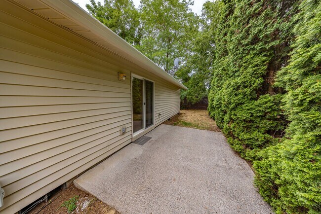 Foto del edificio - One Level Ranch Home - Three Bedrooms - Updated in 2024