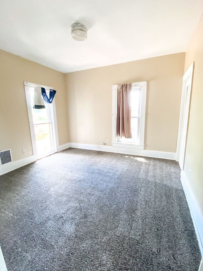 Building Photo - 4 Bedroom 2 Bath on Campus