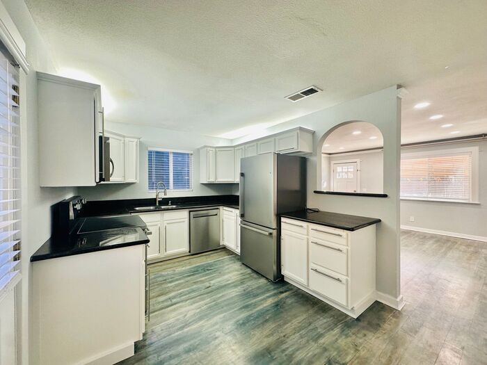 Foto principal - Charming Newly Remodeled 3-Bed, 2.5 Bath 2...