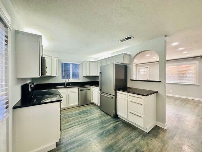 Foto del edificio - Charming Newly Remodeled 3-Bed, 2.5 Bath 2...