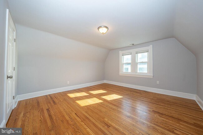 Building Photo - 211 Grayling Ave