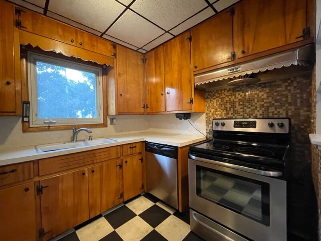 Primary Photo - 3 bedroom home with 1.5 bathrooms Immediat...