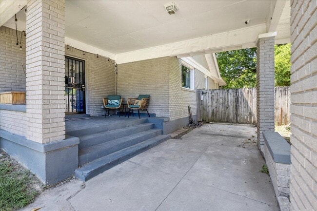 Building Photo - 729 N Willett St