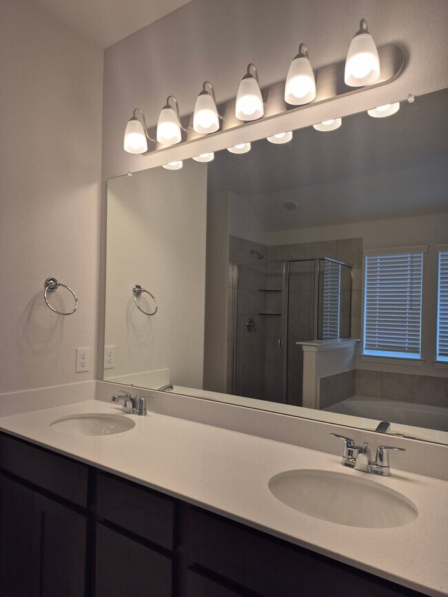 Foto del edificio - 3041 Hollybrook Ln