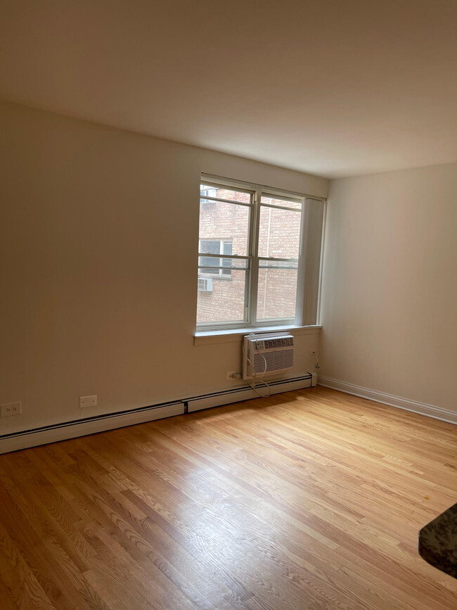 Foto del edificio - 3700 N Pine Grove Ave