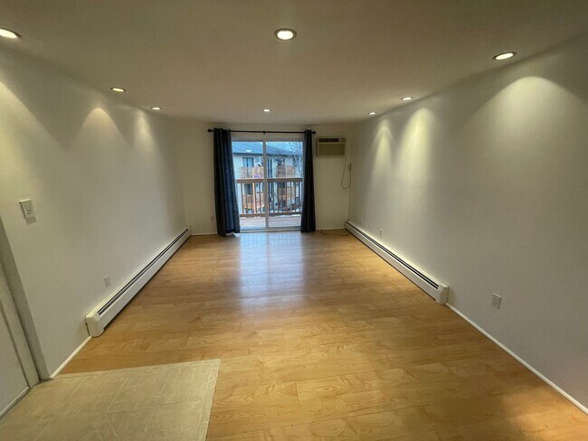 Foto del edificio - Quiet Corner Apartment in the Heart of Salem