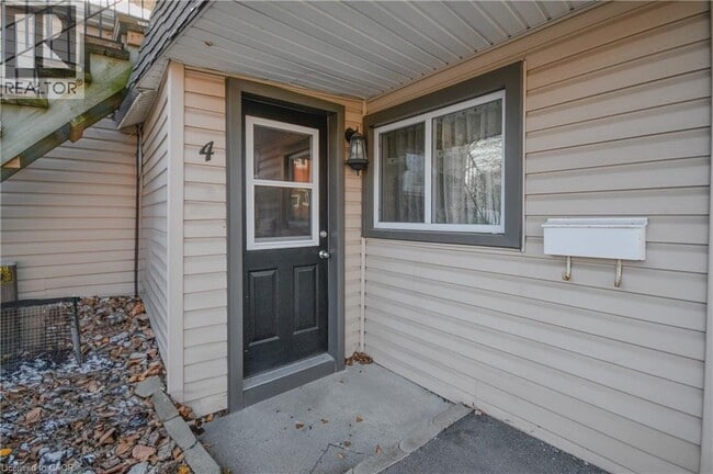 Building Photo - 25 Elgin St N