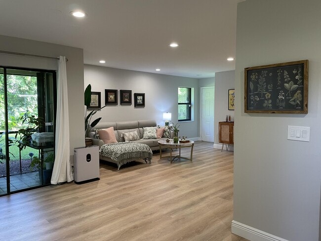 Foto del edificio - 12725 Shoreline Dr