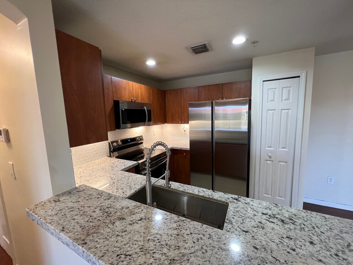 Foto principal - 6360 NW 114th Ave