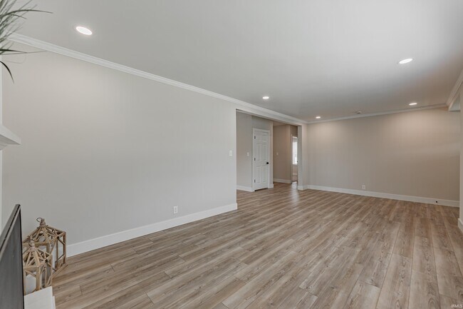 Foto del edificio - 1710 Russell Ave