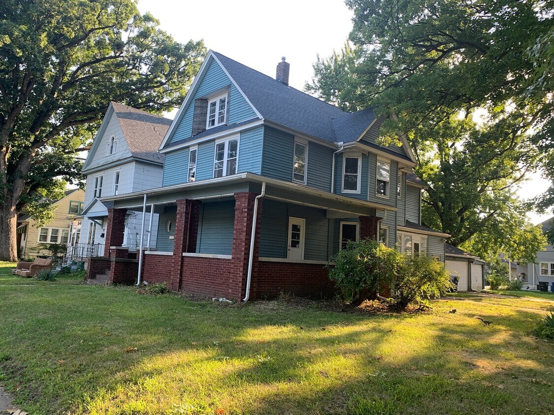 1205 3rd St Unit 1, Moline, IL 61265 Room for Rent in Moline, IL
