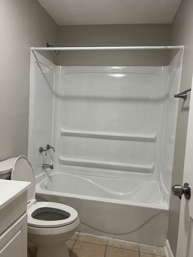 Building Photo - A charming 3 bedroom, 1 bathroom house has been newly remodeled and is ready for you to move in.