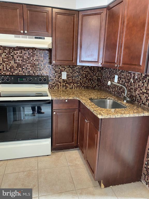 Building Photo - 454 Walnut St