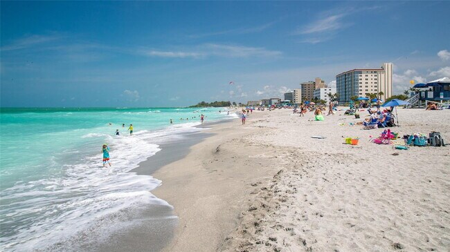 Foto del edificio - Beach and Downtown Venice! Furnished ground floor condo! Gorgous!