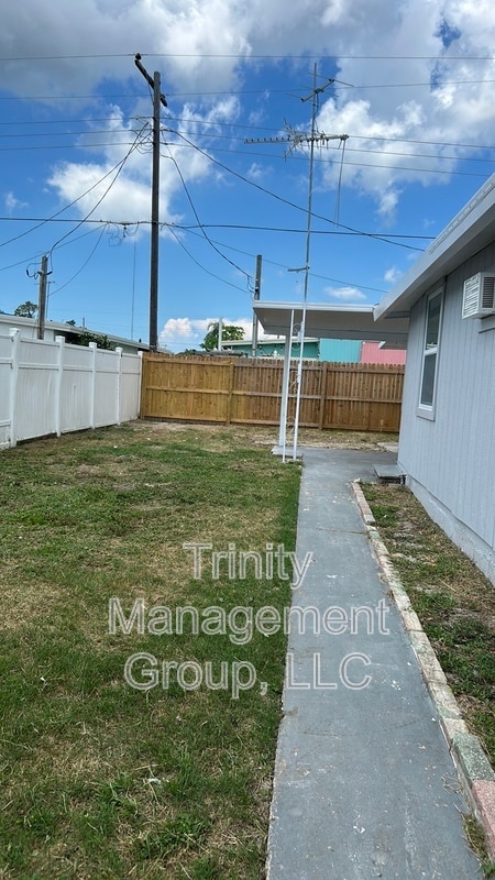Building Photo - 2021 Pleasure Dr