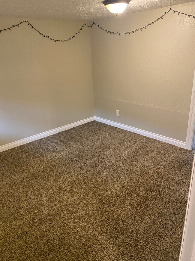Living room - 325 E 500 S