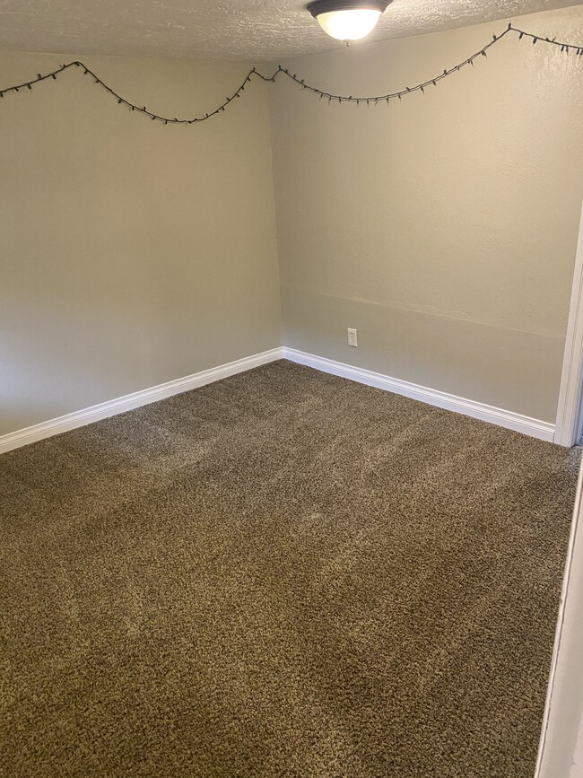 Living room - 325 E 500 S
