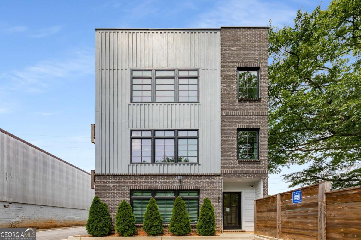 Foto principal - 417 E College Ave