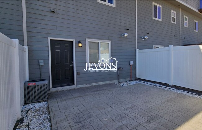 Building Photo - 2600 Racquet Ln