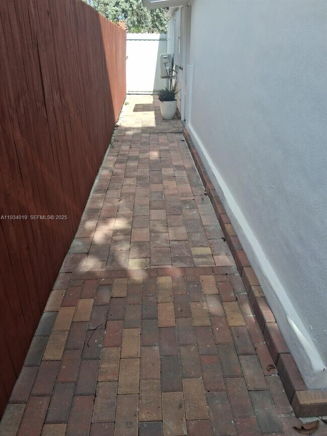 Foto del edificio - 3052 SW 6th St