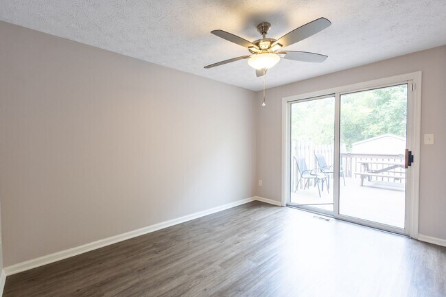 Building Photo - Lovely 3 BR/1 Full BA & 2 Half BA Townhome...